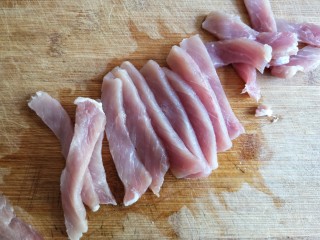 2、木须肉,猪里脊肉切片。