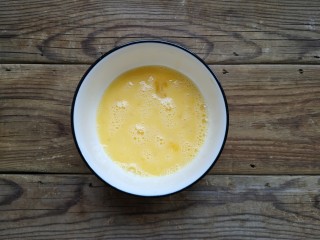 9、木须肉,鸡蛋磕入碗中打散成蛋液。