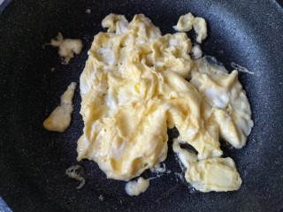 11、木须肉,倒入蛋液炒散后盛出备用。