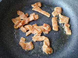 12、木须肉,锅中留底油，下入腌制好的肉片，划散。