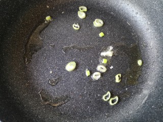 14、木须肉,锅中适量油烧热下葱花爆出香味。