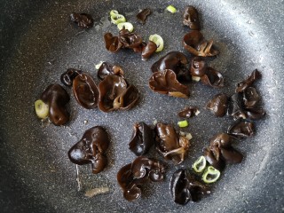 15、木须肉,下入焯过的木耳，翻炒一下。
