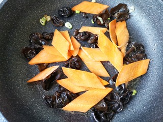 16、木须肉,加入胡萝卜片翻炒断生。