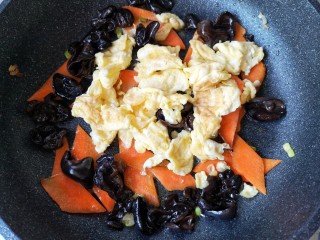 17、木须肉,加入炒好的鸡蛋。