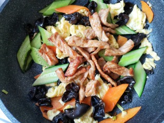 19、木须肉,最后加入炒好的肉片。