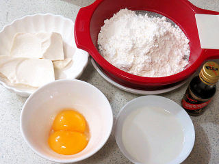 1、白嫩Q弹的【豆腐小蛋糕】,准备好的蛋黄糊材料