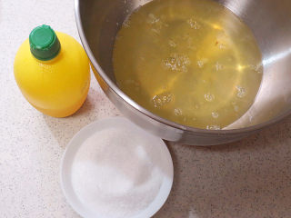 2、白嫩Q弹的【豆腐小蛋糕】,准备好的蛋白霜材料