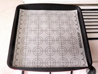 3、白嫩Q弹的【豆腐小蛋糕】,28*28烤盘内垫好硅胶垫