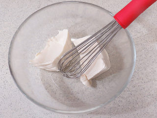 4、白嫩Q弹的【豆腐小蛋糕】,内酯豆腐倒入干净的容器里