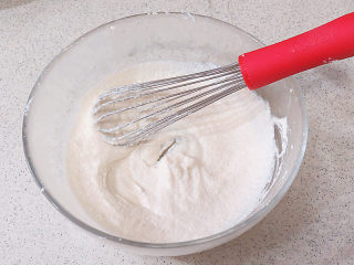 5、白嫩Q弹的【豆腐小蛋糕】,用蛋抽搅拌3分钟左右，直至细腻无颗粒的状态