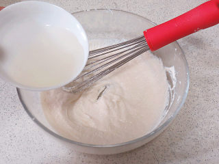 6、白嫩Q弹的【豆腐小蛋糕】,然后倒入玉米油，搅拌至完全融合