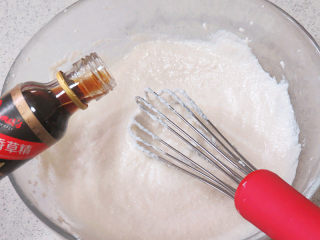 7、白嫩Q弹的【豆腐小蛋糕】,再滴入几滴香草精，继续搅拌至完全融合