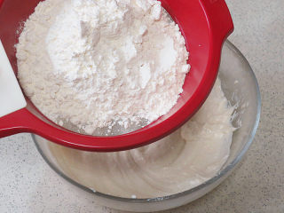 8、白嫩Q弹的【豆腐小蛋糕】,筛入低筋面粉,用蛋抽画一字形拌匀