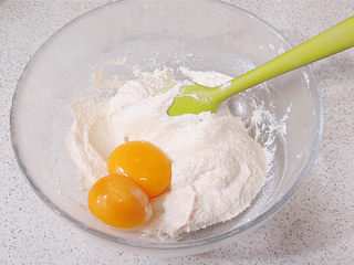 9、白嫩Q弹的【豆腐小蛋糕】,加入蛋黄