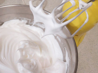 11、白嫩Q弹的【豆腐小蛋糕】,做蛋白霜。蛋白内加入柠檬汁，分三次加糖用电动打蛋器打至干性发泡。提起打蛋头，蛋白呈小尖角状