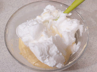 12、白嫩Q弹的【豆腐小蛋糕】,开始混合。取三分之一蛋白霜倒入蛋黄糊中，翻拌均匀