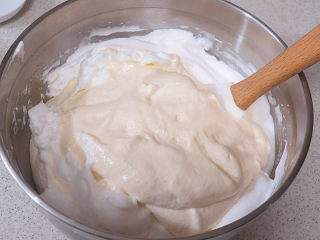 13、白嫩Q弹的【豆腐小蛋糕】,然后再全部倒回蛋白霜中，继续翻拌均匀