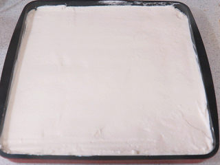 14、白嫩Q弹的【豆腐小蛋糕】,从高处倒入烤盘里，用刮板刮平整