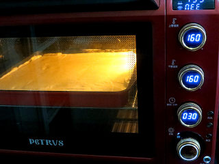 15、白嫩Q弹的【豆腐小蛋糕】,在桌面上震两下模具，放入预热好的烤箱，上下火160度30分钟。(根据自家烤箱习性调整温度和时间)