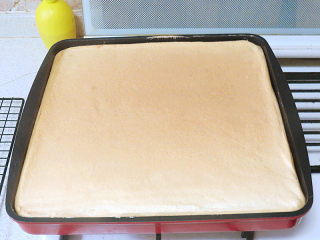 16、白嫩Q弹的【豆腐小蛋糕】,烤好后立即取出，用脱模刀划开四周