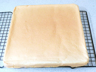 17、白嫩Q弹的【豆腐小蛋糕】,连油布一起取出，正面朝上晾凉