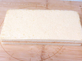 18、白嫩Q弹的【豆腐小蛋糕】,然后撕掉硅胶垫，切半之后叠在一起。光面上色的部分在中间，看起来像有夹心一样