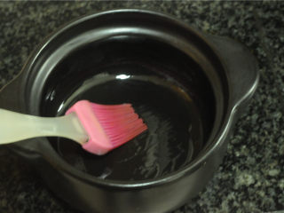 3、韩式砂锅拌饭,砂锅里面薄薄地刷上一层油