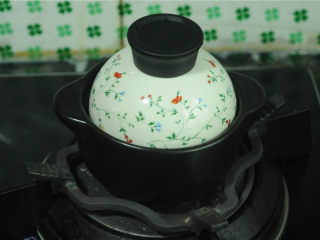 5、韩式砂锅拌饭,盖上盖子，大火烧开后转小火，慢慢将米饭焖熟