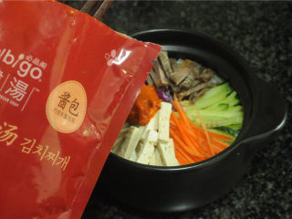 10、韩式砂锅拌饭,韩式酱包里的泡菜也夹出来，摆在蔬菜中间