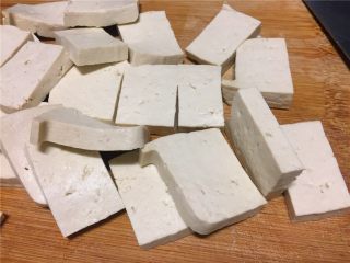 2、黄豆芽炒煎豆腐,将豆腐切成约1厘米厚的小方块。