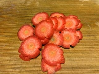 5、黄豆芽炒煎豆腐,将胡萝卜切片。