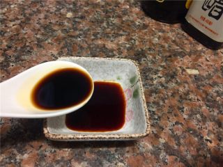 6、黄豆芽炒煎豆腐,在料碟中加入一勺生抽、一勺醋、一勺蚝油拌匀备用。