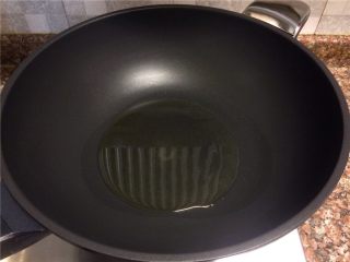 7、黄豆芽炒煎豆腐,热锅倒油烧至八成热。