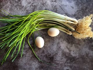 1、荞菜炒鸡蛋,准备食材。