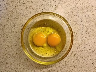 3、荞菜炒鸡蛋,打两个鸡蛋。
