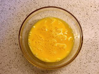 4、荞菜炒鸡蛋,搅散备用。