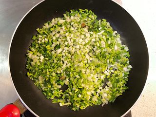 5、荞菜炒鸡蛋,热锅下油，放入荞菜和菜脯拌炒。