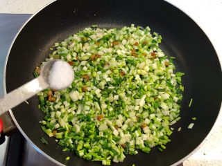 6、荞菜炒鸡蛋,加入半勺盐。因为菜脯咸，需注意下盐的量。