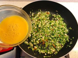 7、荞菜炒鸡蛋,拌炒后均匀倒入鸡蛋液。