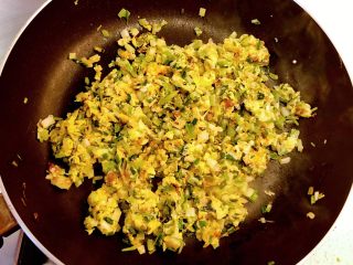 9、荞菜炒鸡蛋,待蛋液稍微凝固后再拌炒均匀。