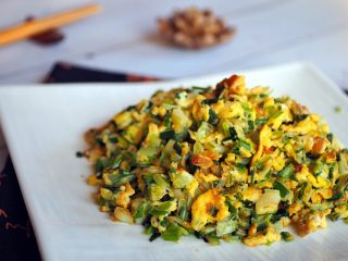 10、荞菜炒鸡蛋,装盘。