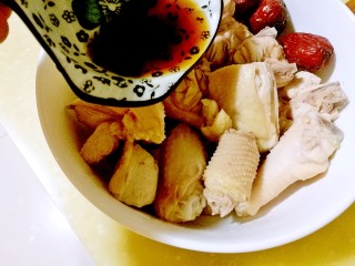 11、海参土鸡汤 大寒补气血,加入料酒、水、姜片、胡椒粉、红枣