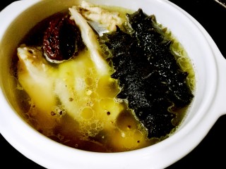 12、海参土鸡汤 大寒补气血,隔水炖半小时（童童为节省时间，是用高压锅炖10分钟）。加入海参，继续隔水炖20分钟（也可以用高压锅再炖5分钟）