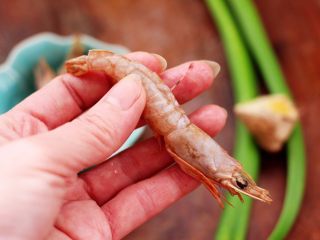 2、冻豆腐海虾炖番茄,海虾去除虾线后，洗净备用。