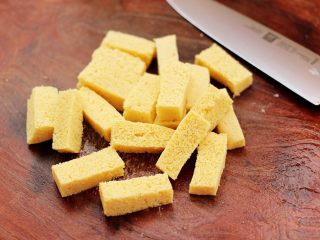 3、冻豆腐海虾炖番茄,冻豆腐提前解冻后，冲洗干净用刀切成小条。