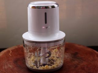 6、冻豆腐海虾炖番茄,把去皮的大蒜，放到东菱无线绞肉机里绞碎后，取出备用。