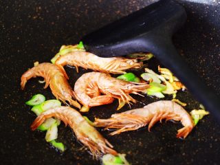 7、冻豆腐海虾炖番茄,锅烧热后，倒入花生油烧热，先爆香葱姜，再放入海虾小火慢慢煎制，看见把虾油煎出来后，盛出备用。