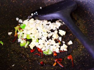 8、冻豆腐海虾炖番茄,用锅里的底油放入八角小火炸香后，爆香大蒜末。