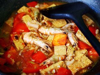 16、冻豆腐海虾炖番茄,大火炖至锅中汤汁浓稠的时候。