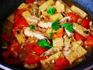 17、冻豆腐海虾炖番茄,这个时候关火，撒上香菜段即可。